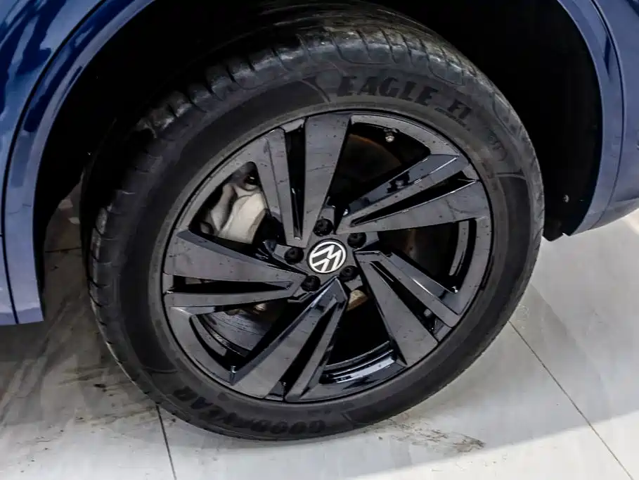 Volkswagen Touareg 2023 — фото 22