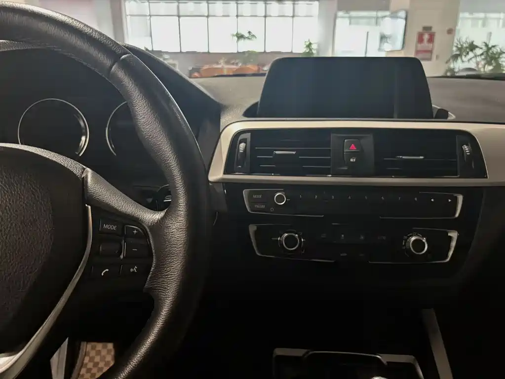 BMW 1 Series 2018 — фото 16