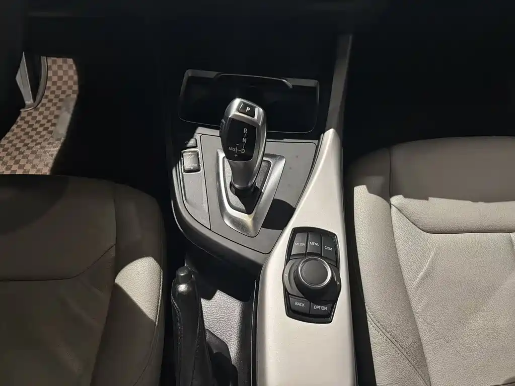 BMW 1 Series 2018 — фото 17