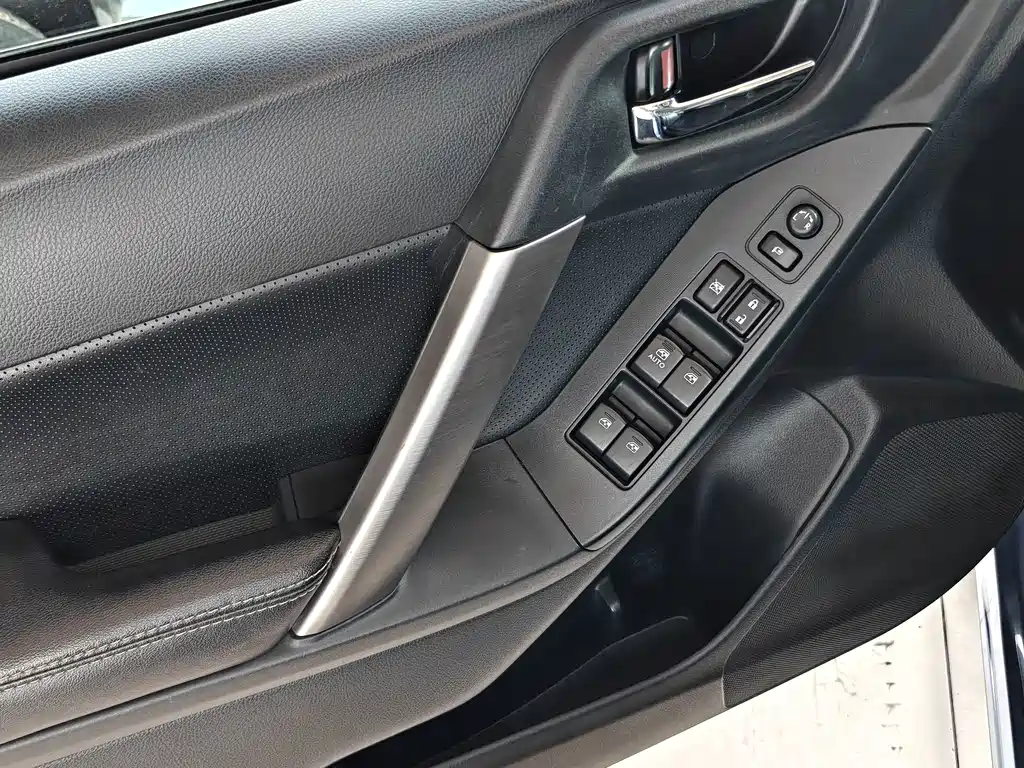 Subaru Forester 2015 — фото 8