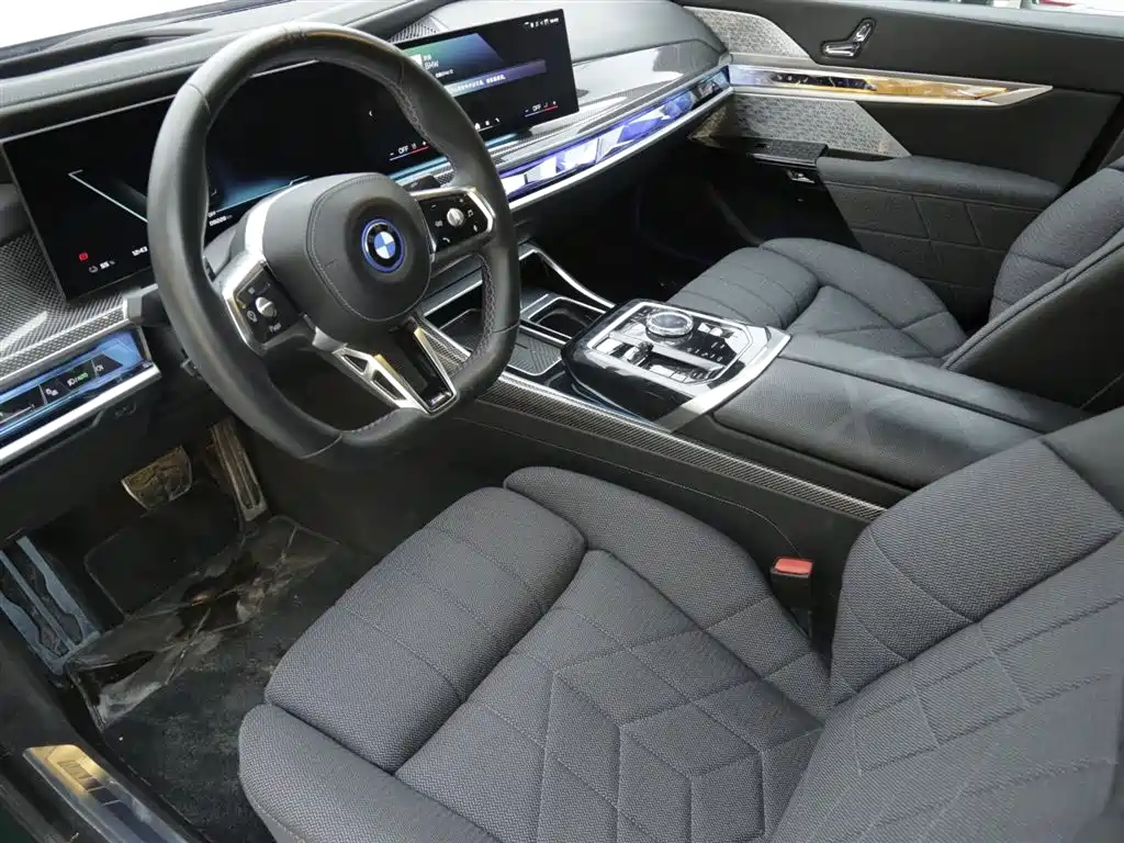 BMW i7 M70L 2023 — фото 8