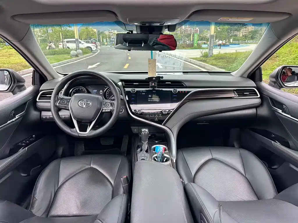 Toyota Camry 2019 — фото 13