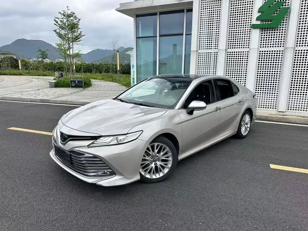 Toyota Camry 2019 — фото 1