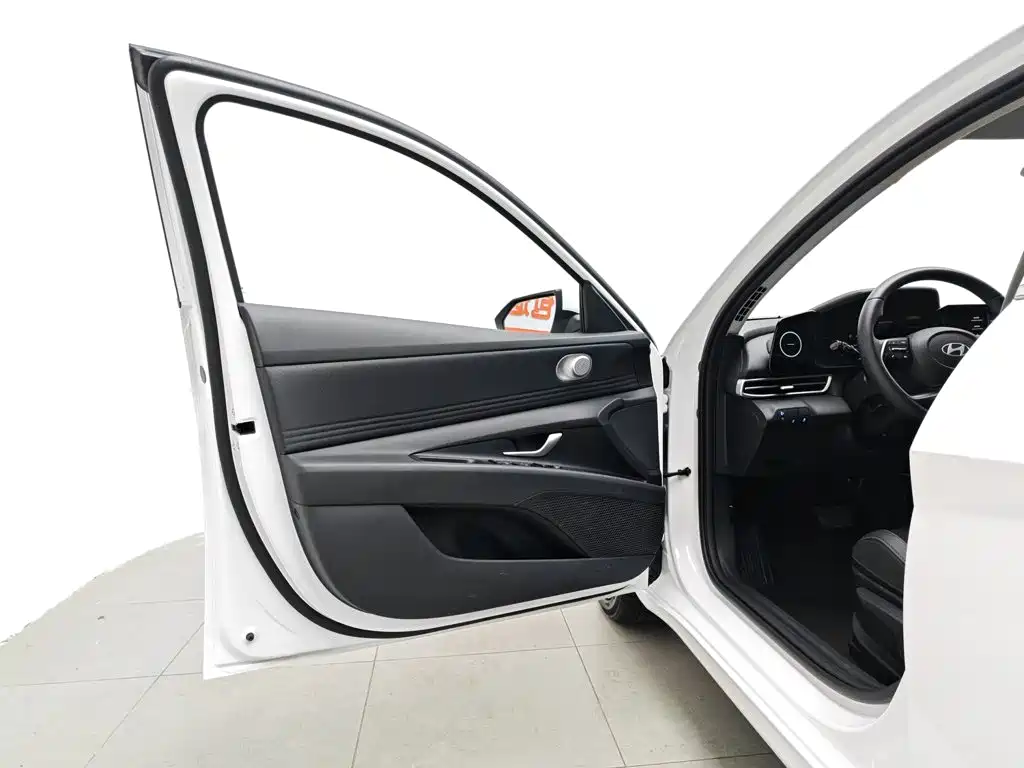 Hyundai Elantra 2023 — фото 8