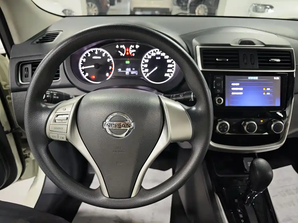 Nissan Tiida 2017 — фото 11