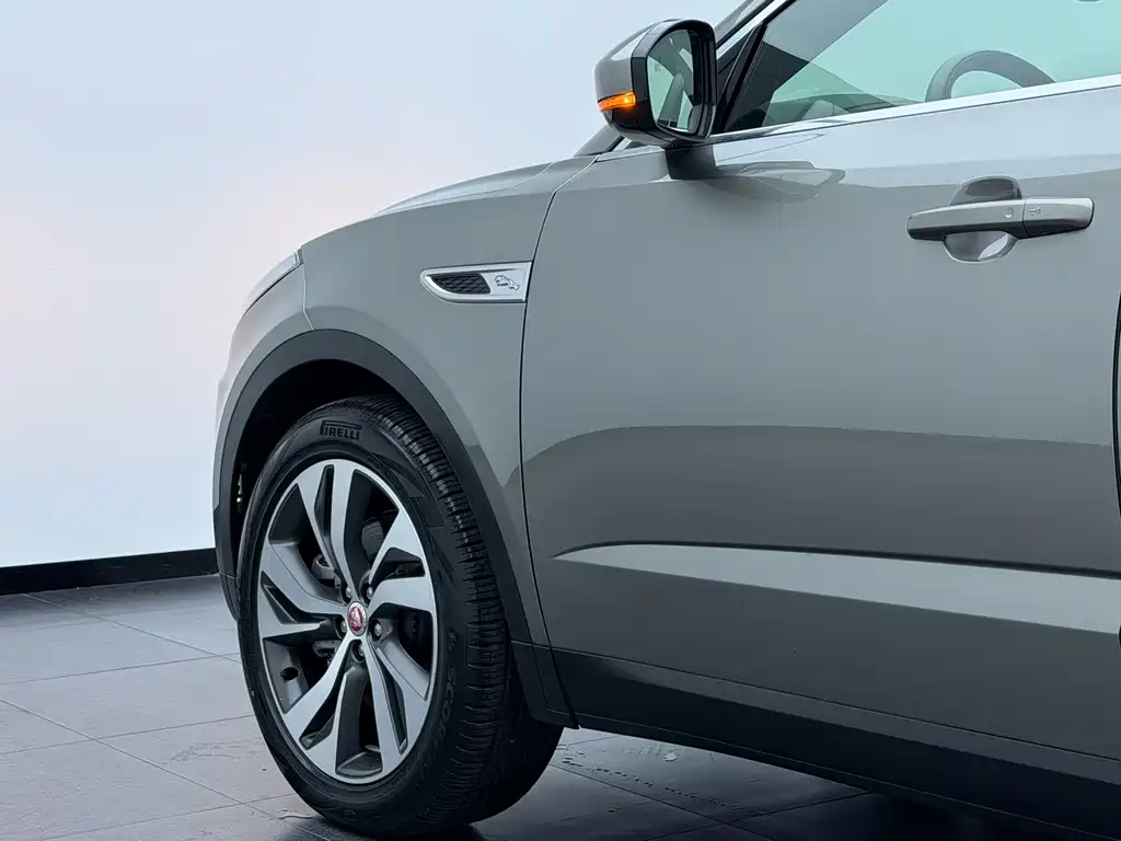 Jaguar E-PACE 2023 — фото 8