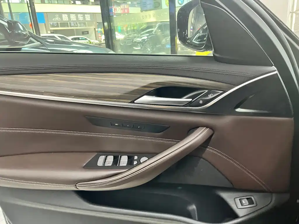 BMW 5 Series 2018 — фото 12