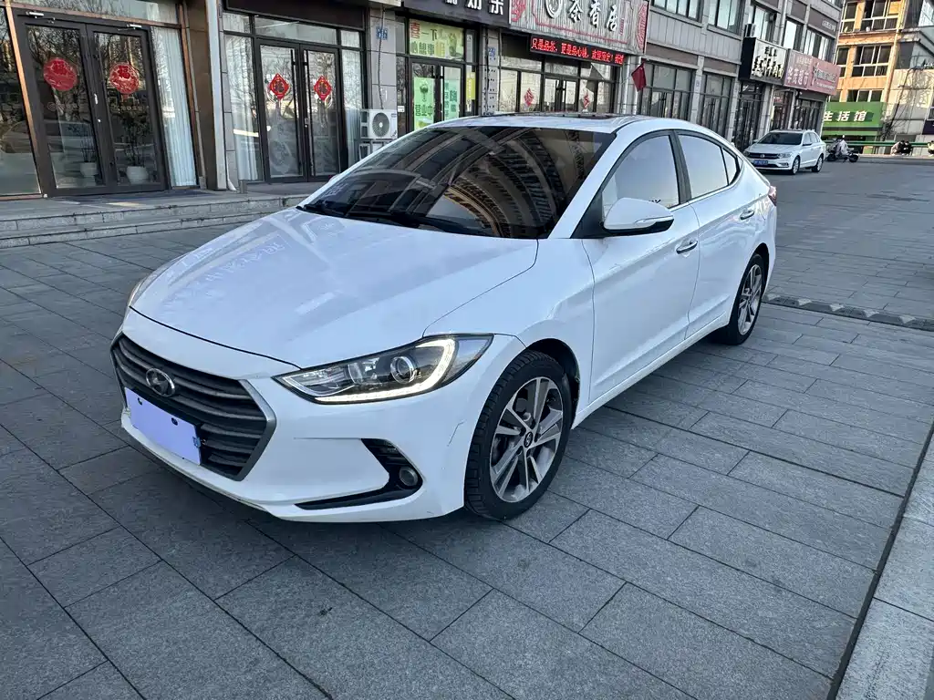 Hyundai Elantra 2018 — фото 1