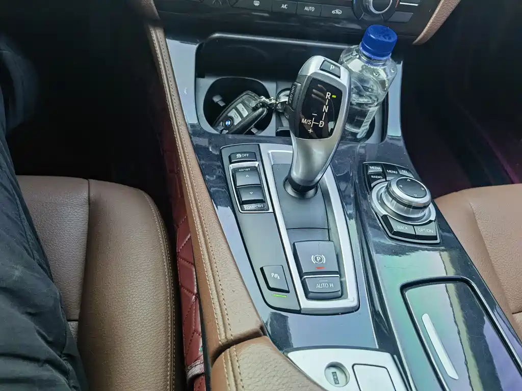 BMW 5 Series 2017 — фото 13