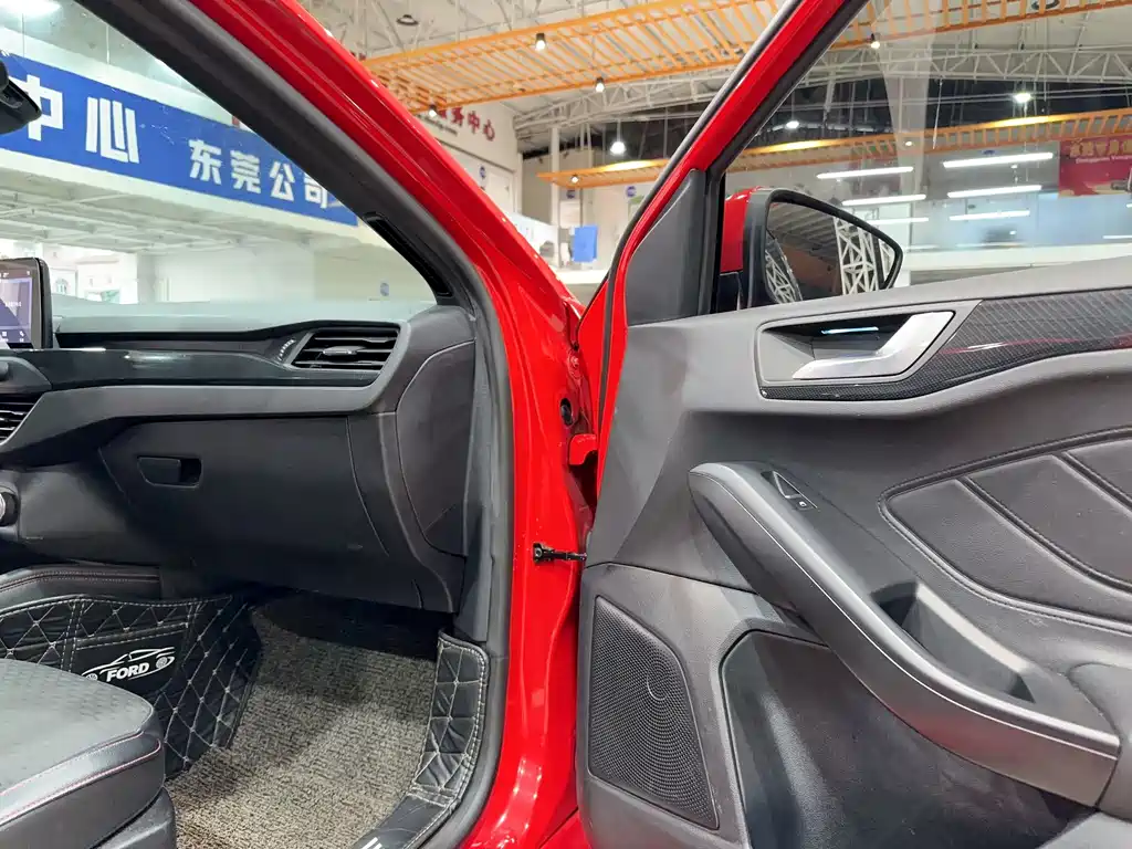 Ford Focus 2019 — фото 14