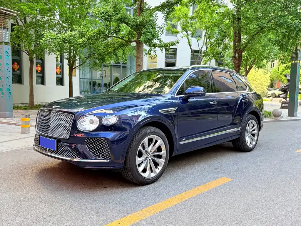 Bentley Bentayga 2023 — фото 1