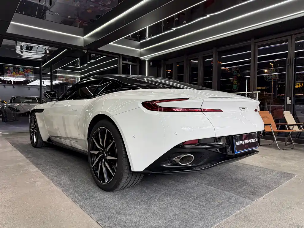 Aston Martin DB11 2018 — фото 21