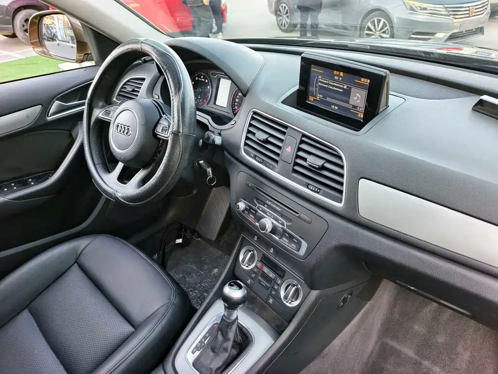 Audi Q3 2015 — фото 17
