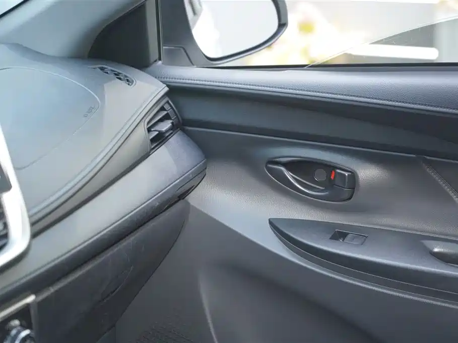 Toyota Yaris L 2020 — фото 13
