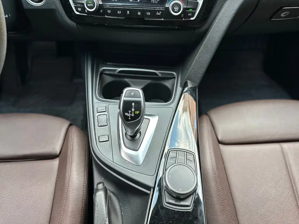 BMW 3 Series 2018 — фото 16
