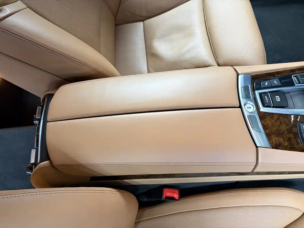 BMW 7 Series 2011 — фото 20