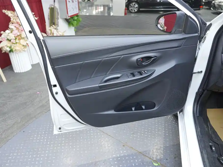 Toyota Yaris L 2020 — фото 9