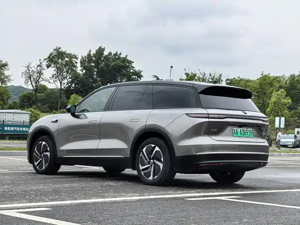 NIO ES8 2023