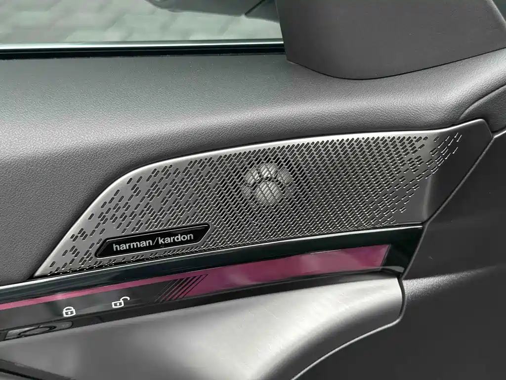 BMW 5 Series 2025 — фото 9