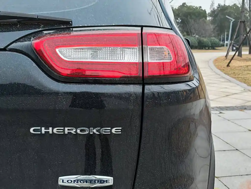 Jeep Cherokee 2016 — фото 29