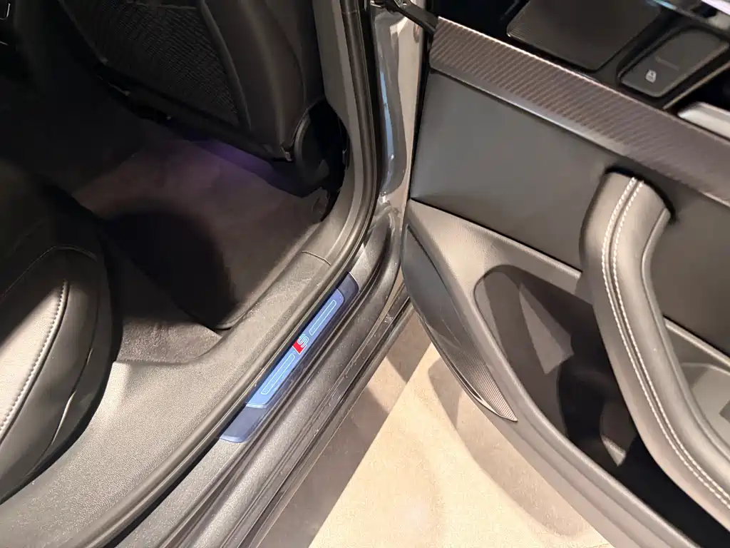 Audi A4L 2023 — фото 10