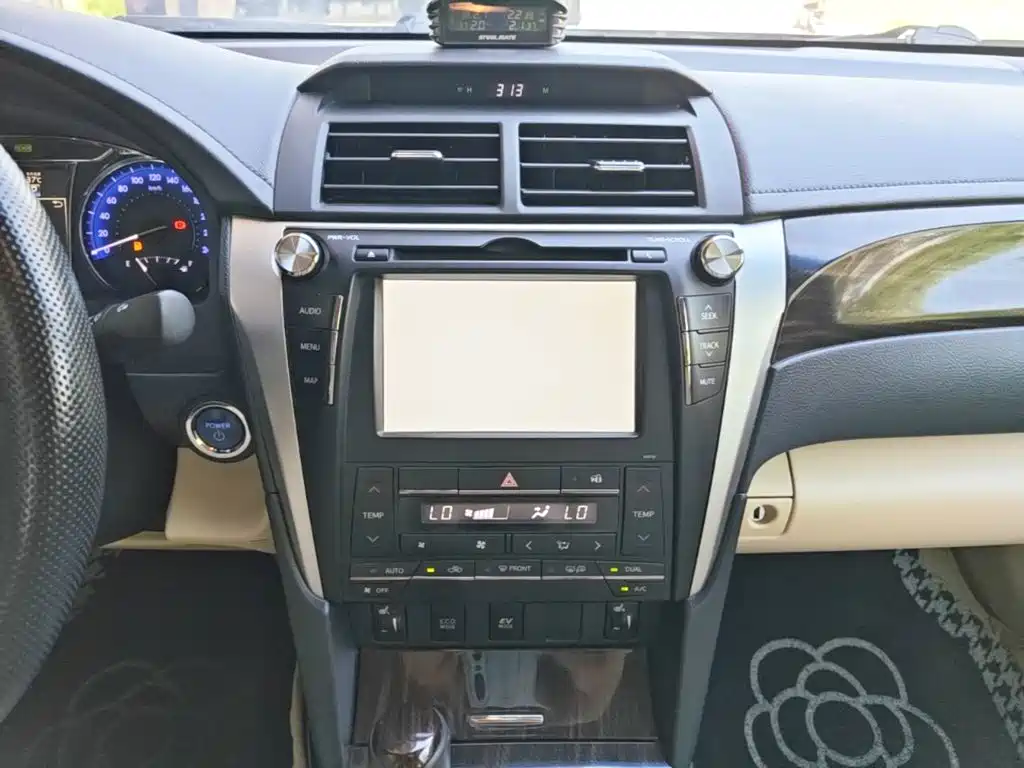 Toyota Camry 2015 — фото 13