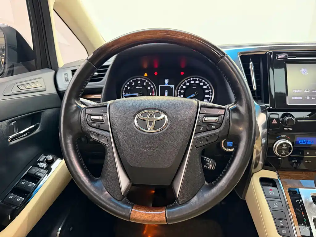 Toyota Alphard 2017 — фото 13