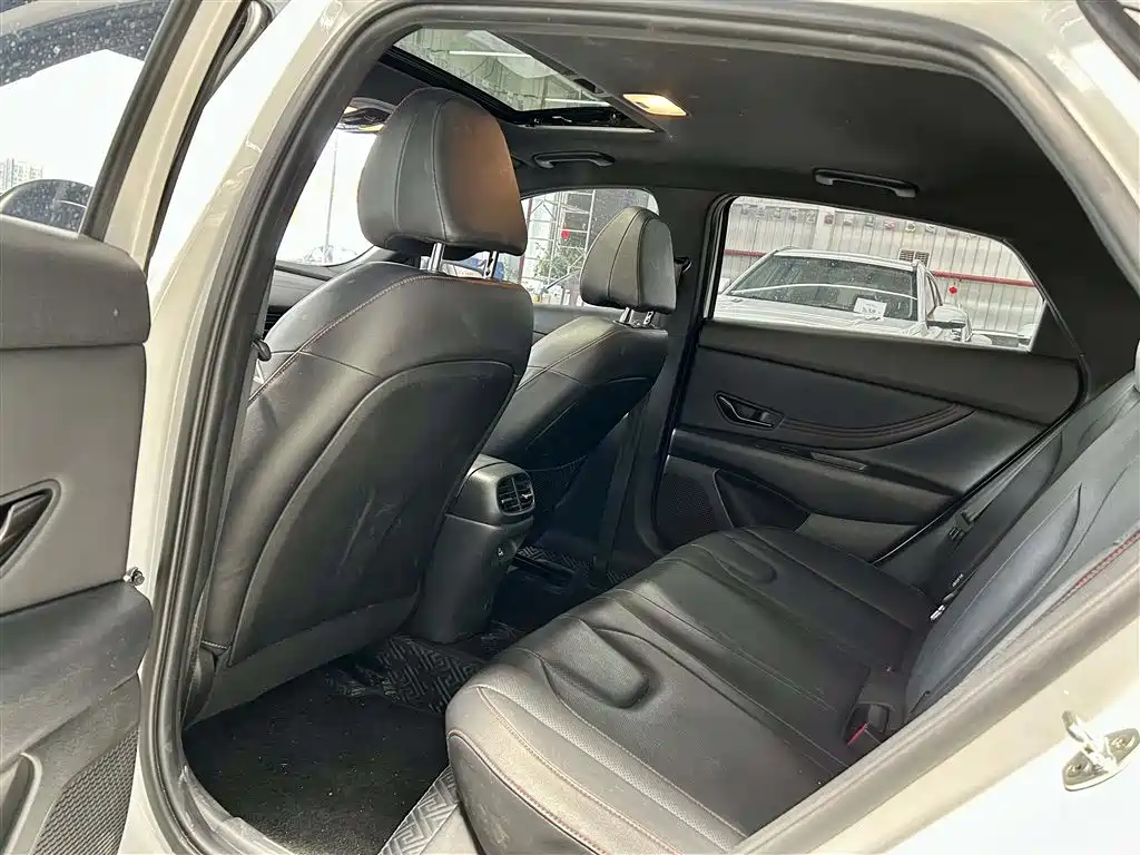 Hyundai Elantra 2023 — фото 10