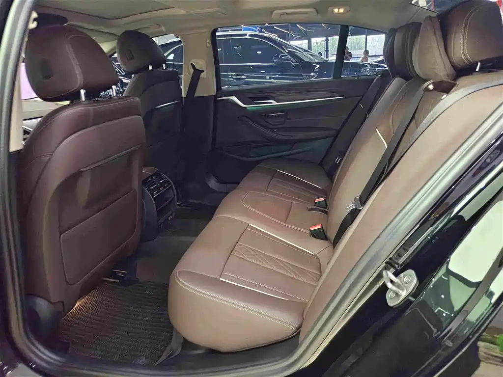 BMW 5 Series 2021 — фото 11