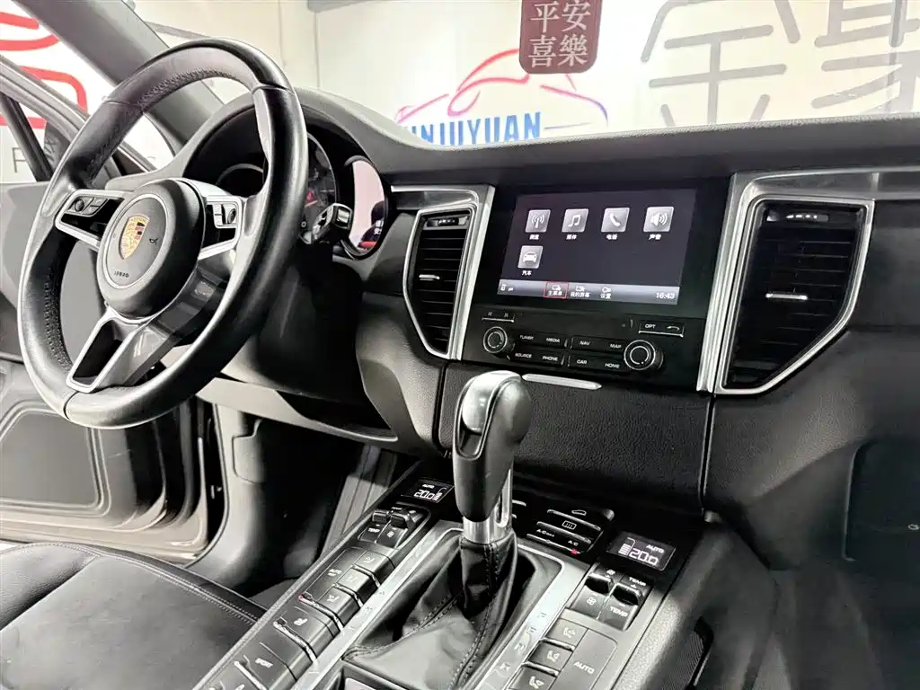 Porsche Macan 2017 — фото 18