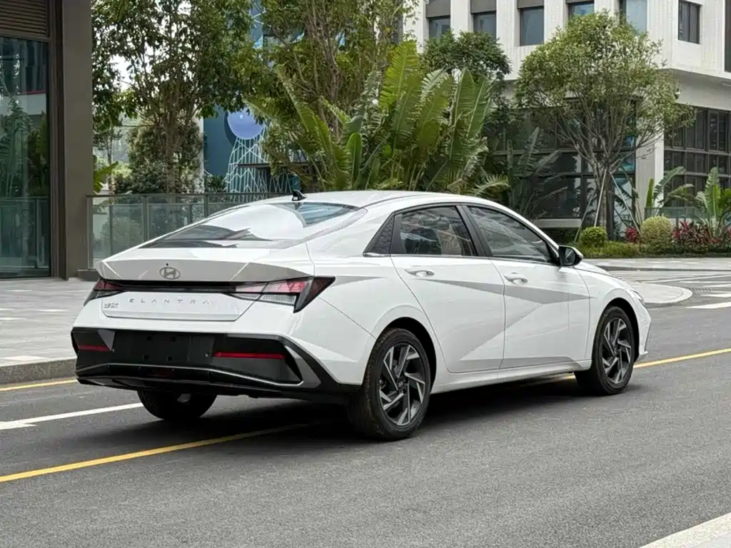 Hyundai Elantra 2023 — фото 14