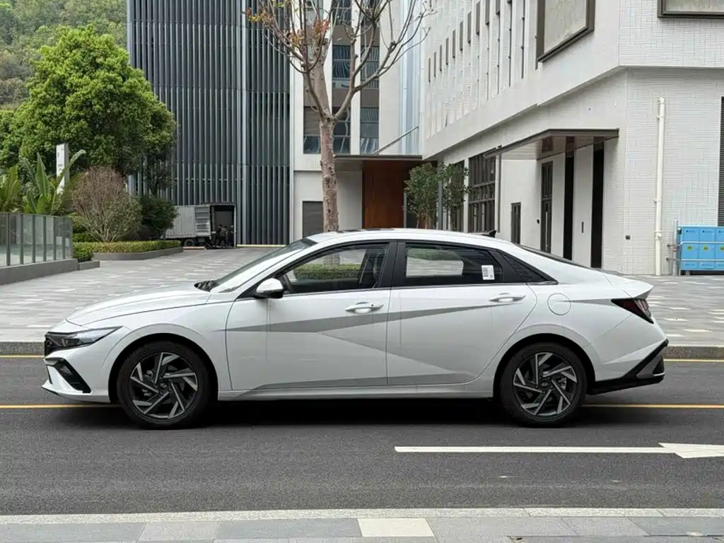 Hyundai Elantra 2023 — фото 20