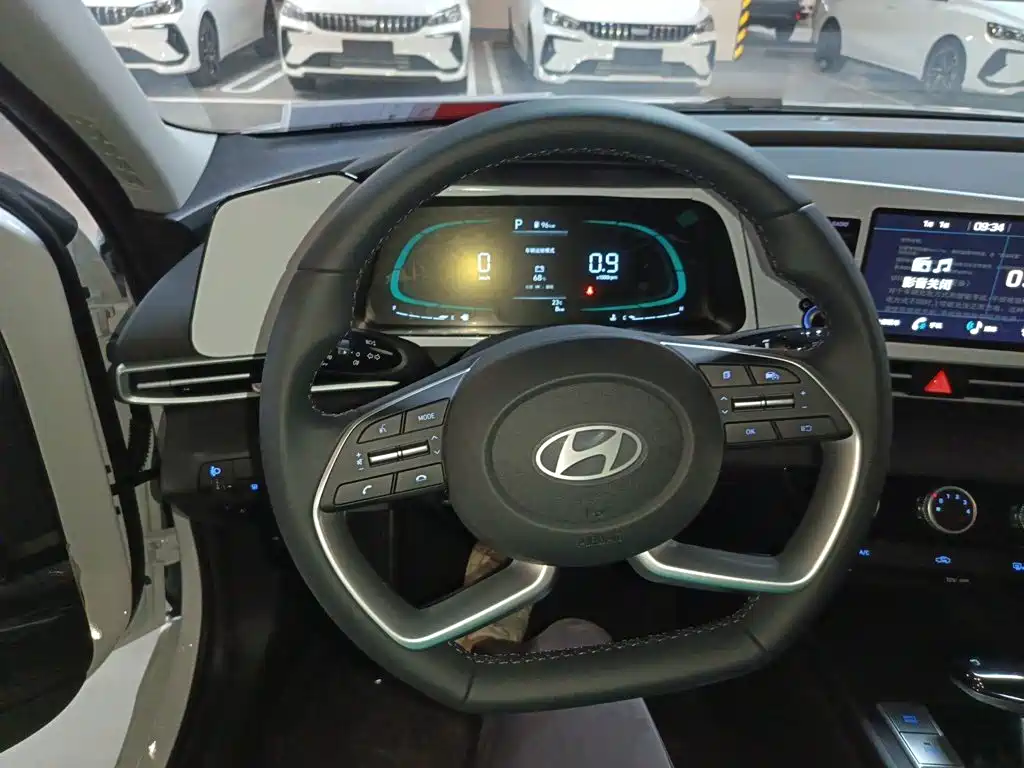 Hyundai Elantra 2023 — фото 8
