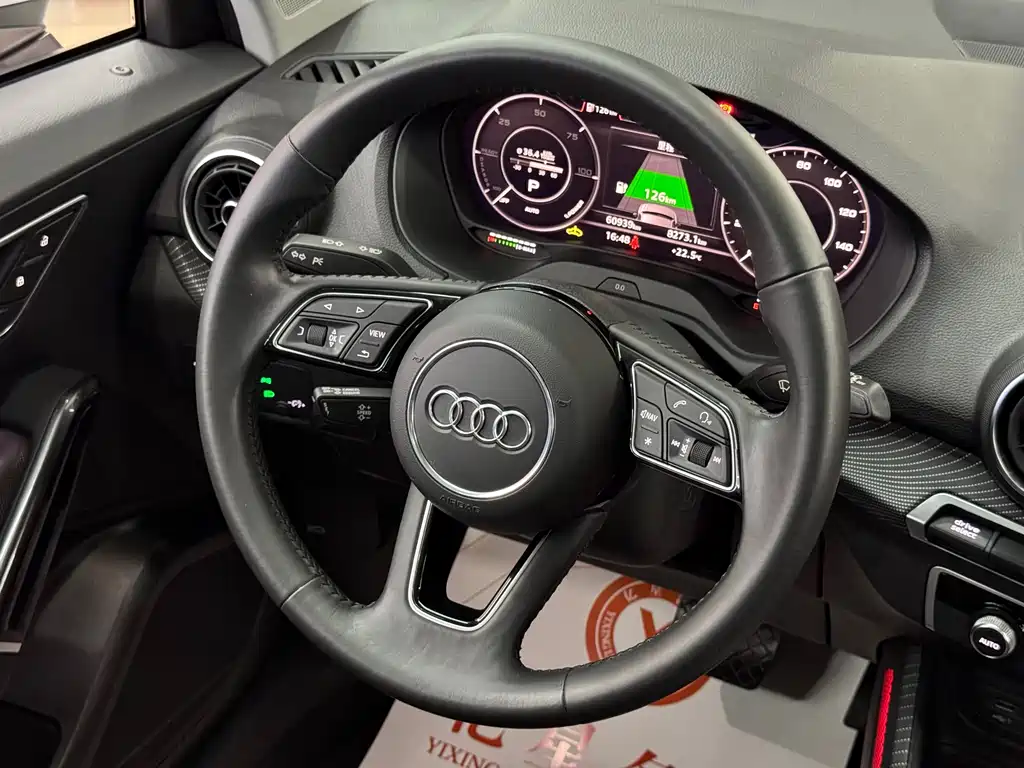 Audi Q2L e-tron 2021 — фото 17