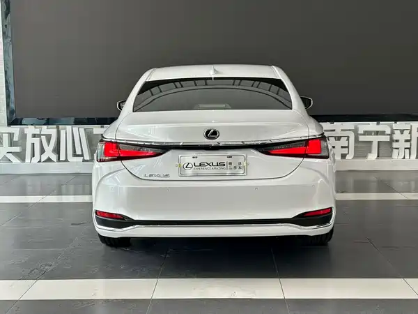 Lexus ES 2019
