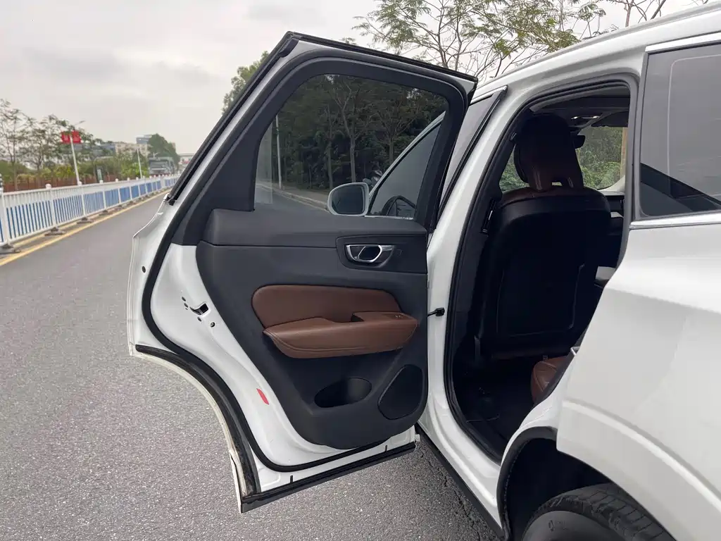 Volvo XC60 2020 — фото 26