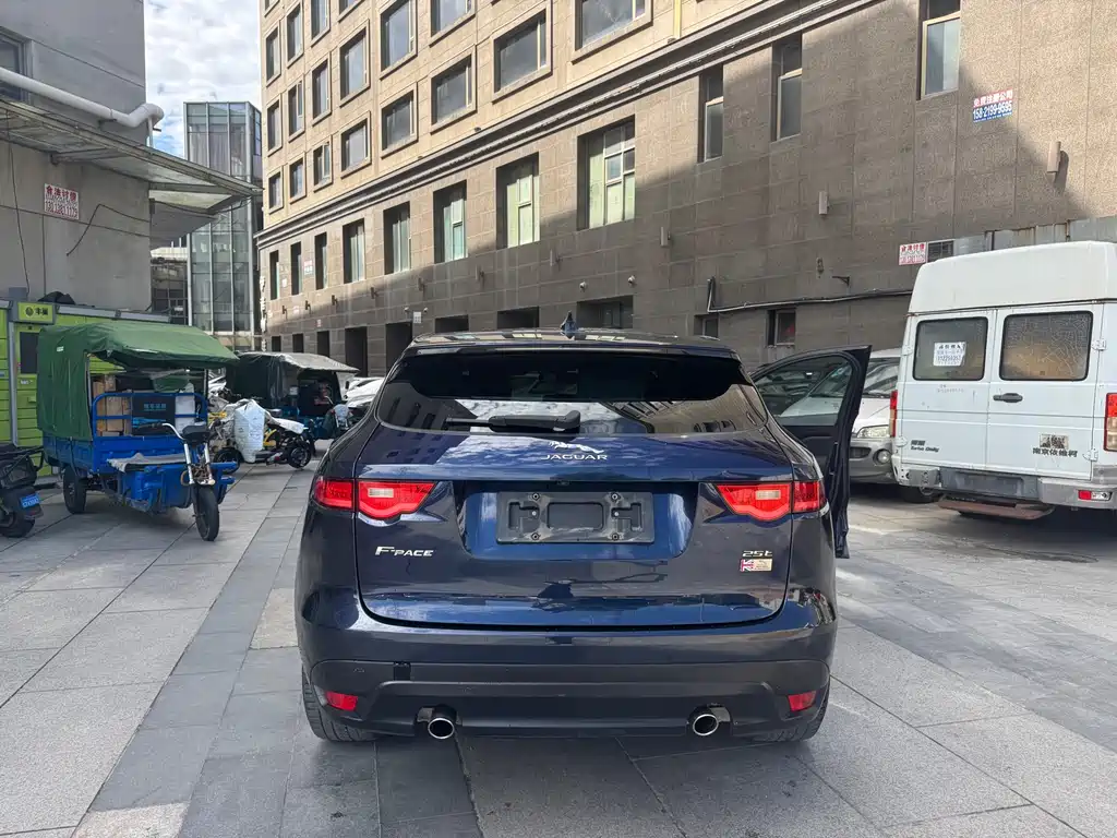 Jaguar F-PACE 2017 — фото 16