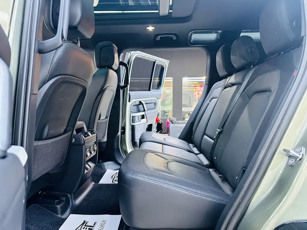 Land Rover Defender 2023 — фото 10