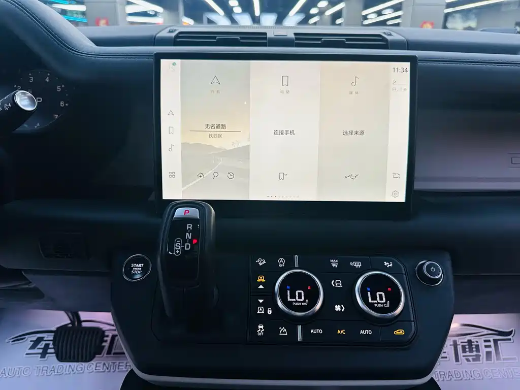 Land Rover Defender 2023 — фото 16