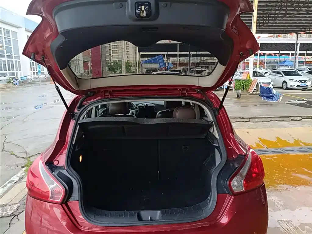 Nissan Tiida 2015 — фото 19
