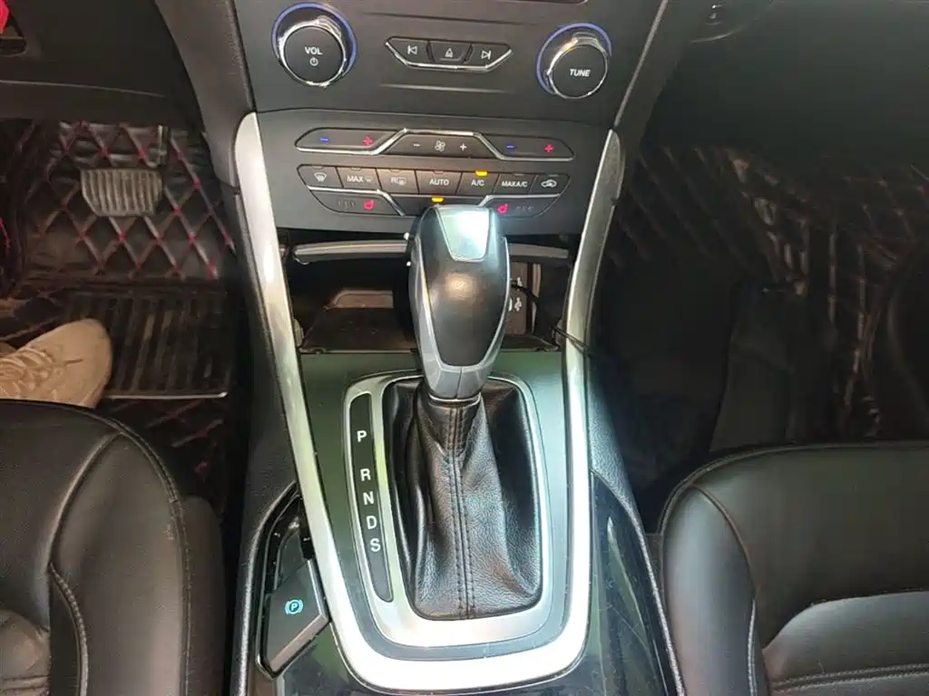 Ford Edge 2016 — фото 14