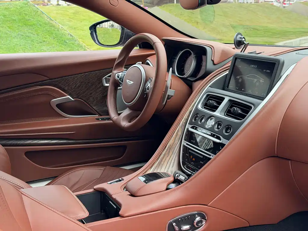 Aston Martin DB11 2018 — фото 14