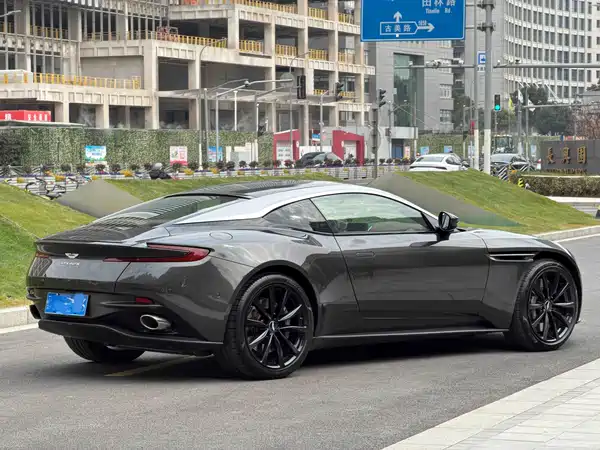 Aston Martin DB11 2018