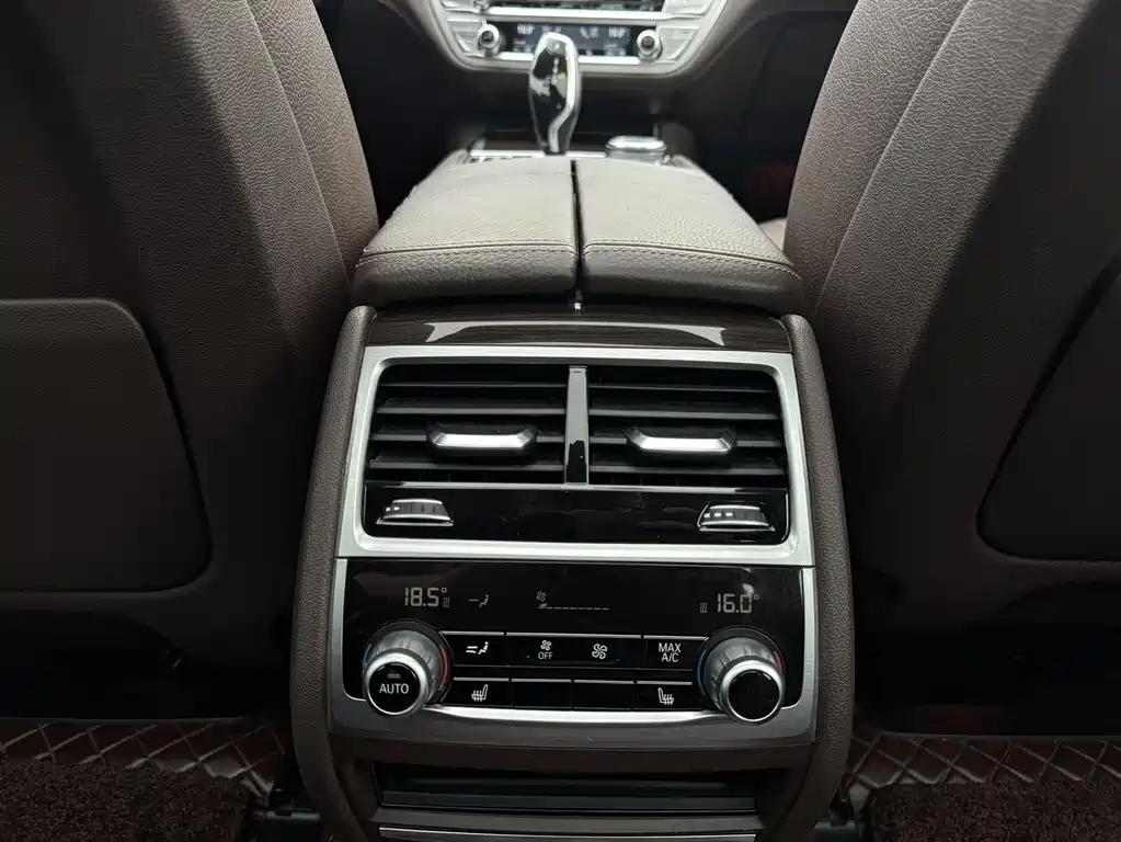 BMW 7 Series 2017 — фото 13