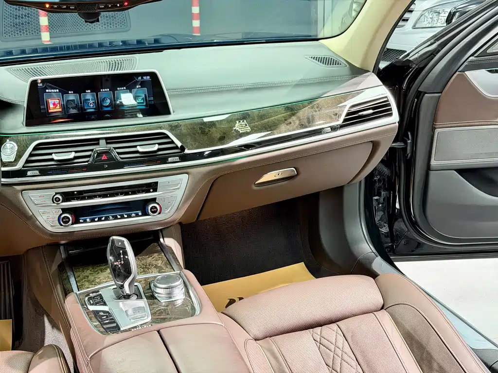BMW 7 Series 2017 — фото 15