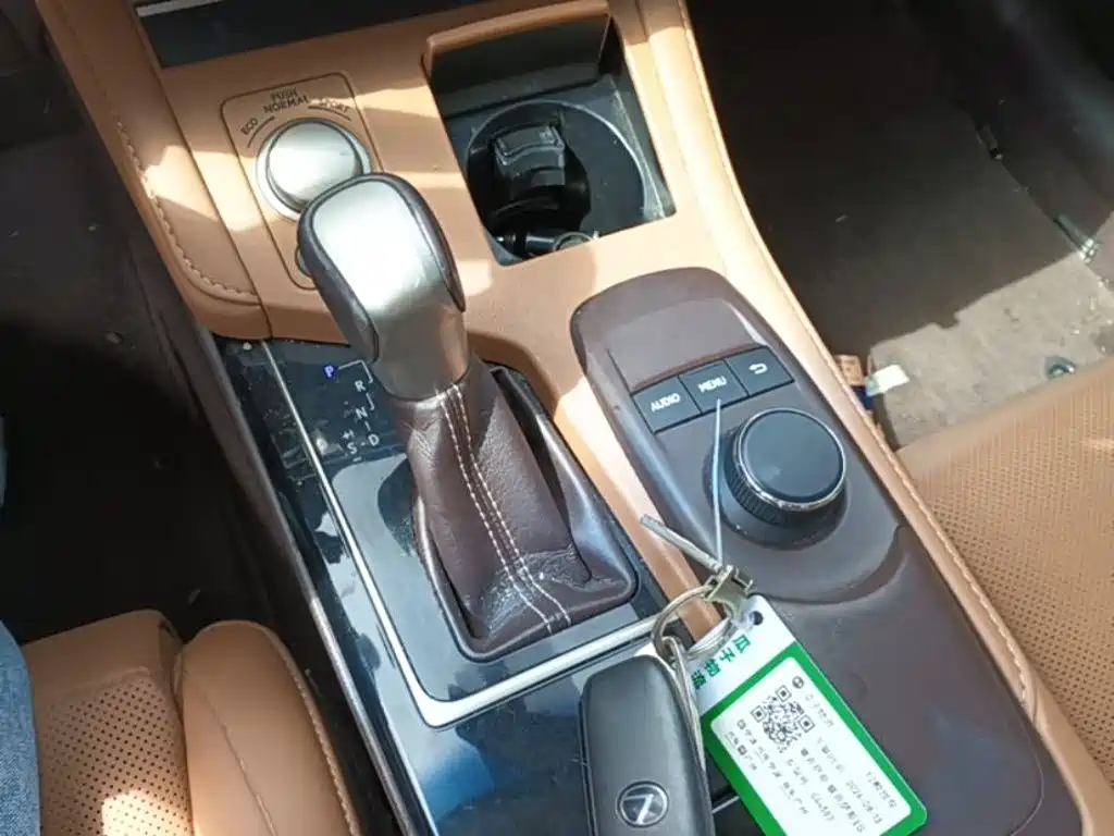Lexus ES 2017 — фото 14