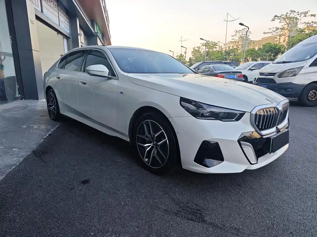 BMW i5 2024 — фото 3