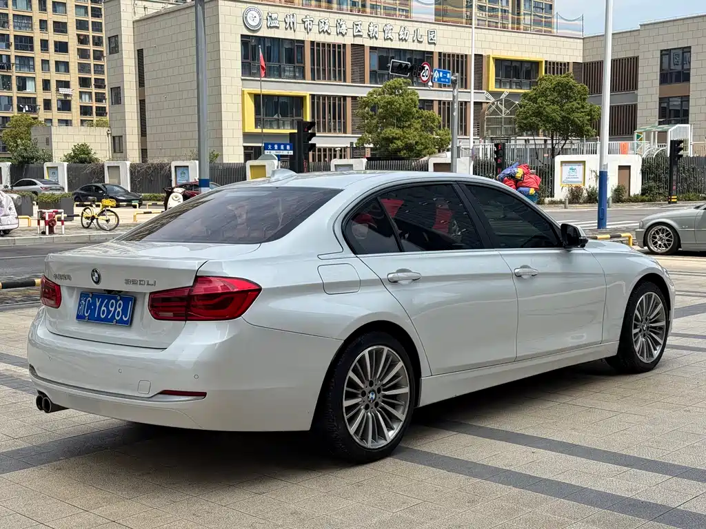 BMW 3 Series 2019 — фото 12