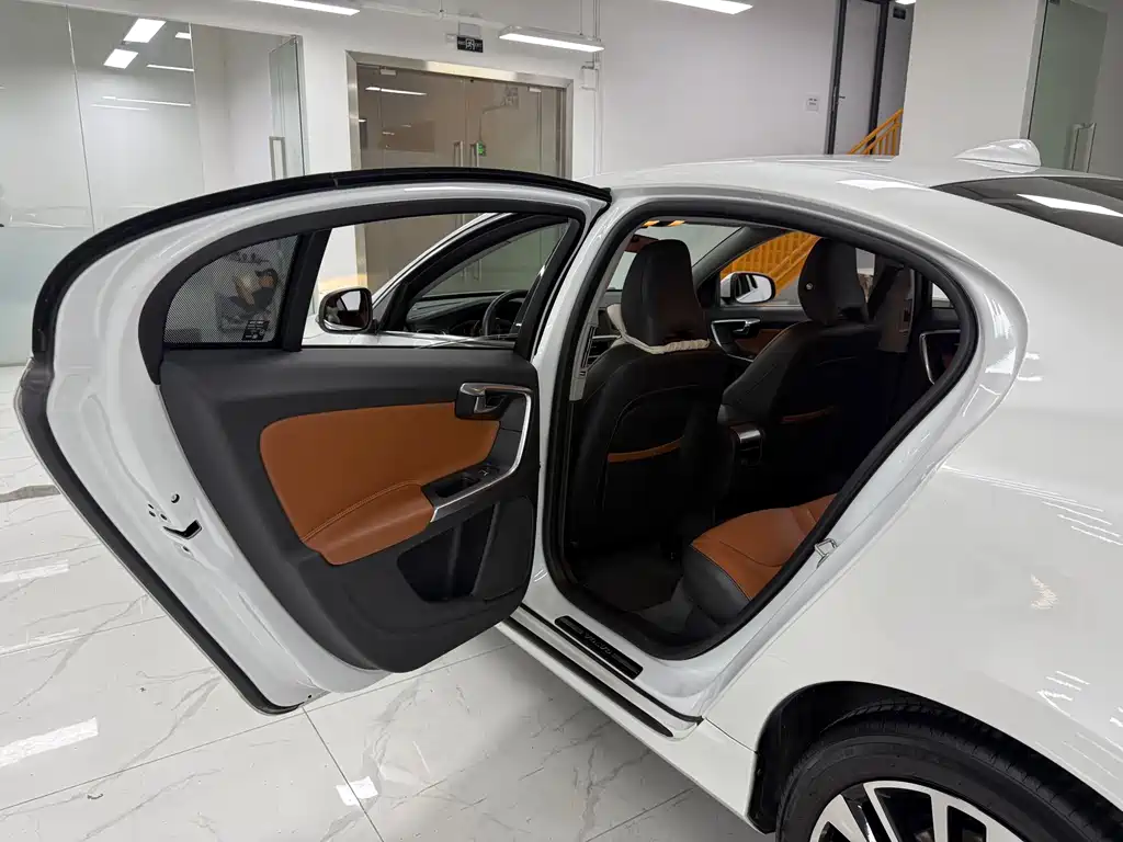 Volvo S60 2019 — фото 13