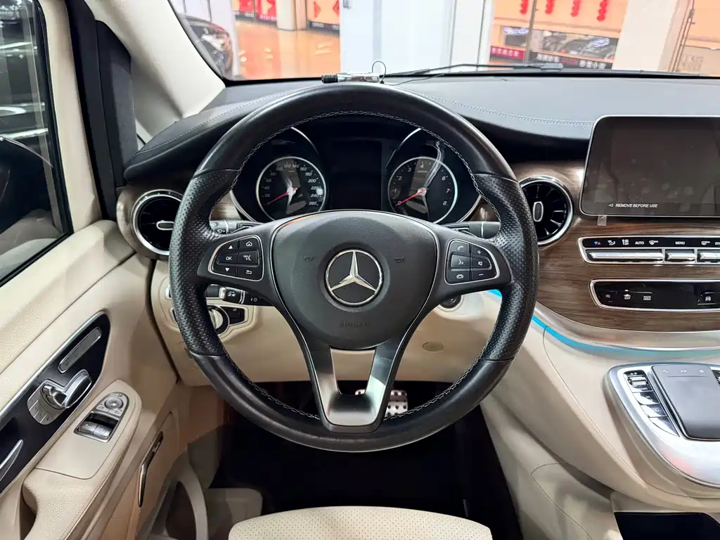Mercedes-Benz V-Class 2023 — фото 9